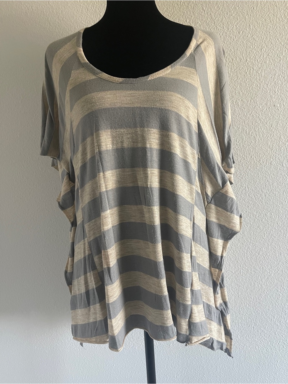 Relaxed Striped Scoop Neck Women’s Top - Gray & Cream